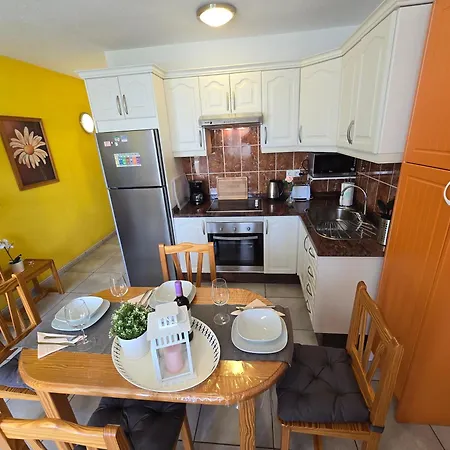Casa Palmera 4 Only 150 Meters To Beach, Heated Pool, Wifi, Sat-tv, Terrace, Central Location, Washing Machine Playa de las Americas (Tenerife)